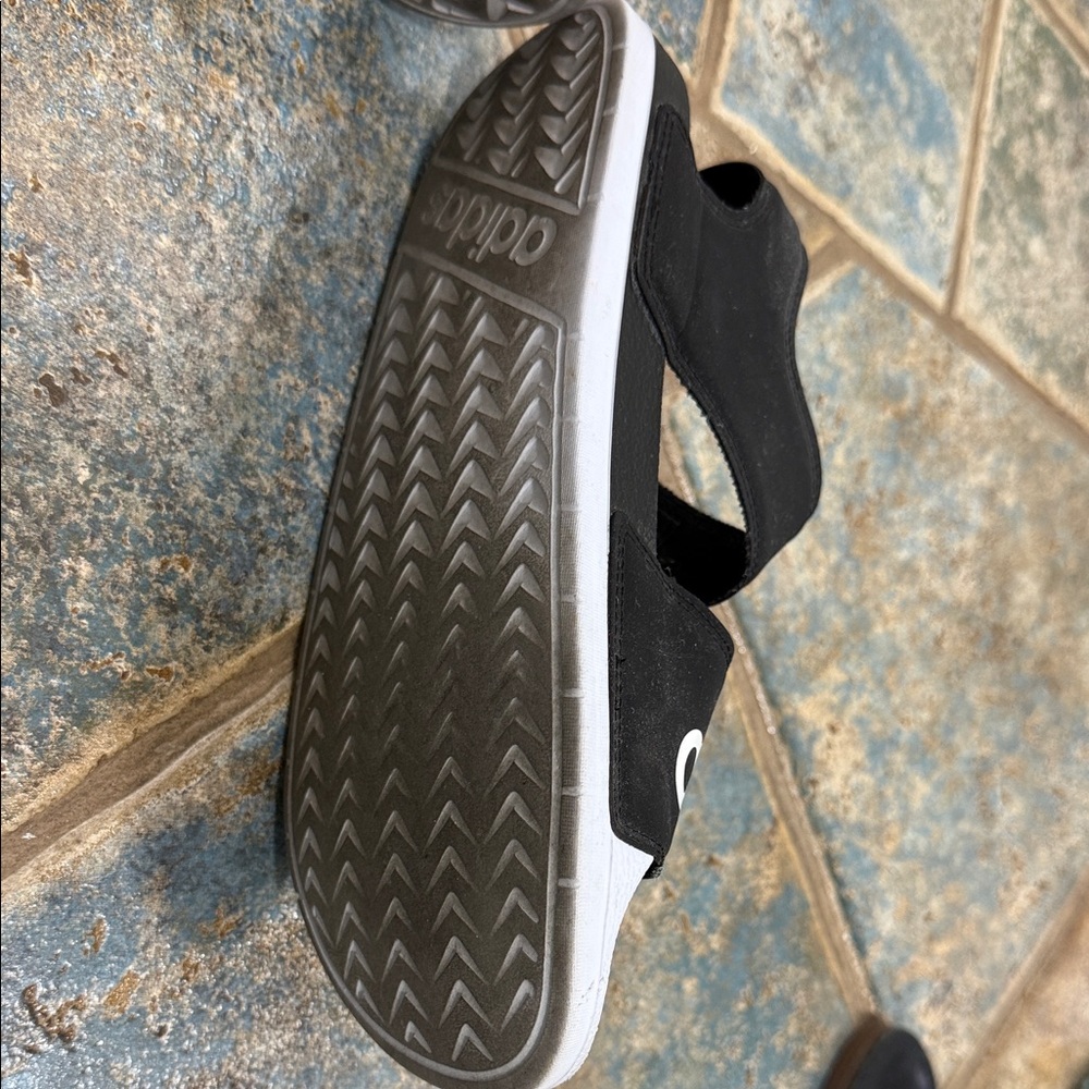 Adidas  women’s size 8 Black and White Sandals - Picture 5 of 6